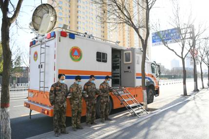 山西省人防辦信息保障中心值守人員肅立默哀，向英雄致敬、愿逝者安息